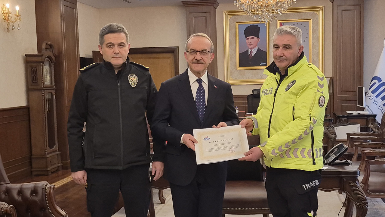 Çorabını çıkarıp çocuğa giydiren memura ödül: Vali Yiğit, polis memuru teşekkür plaketi verdi