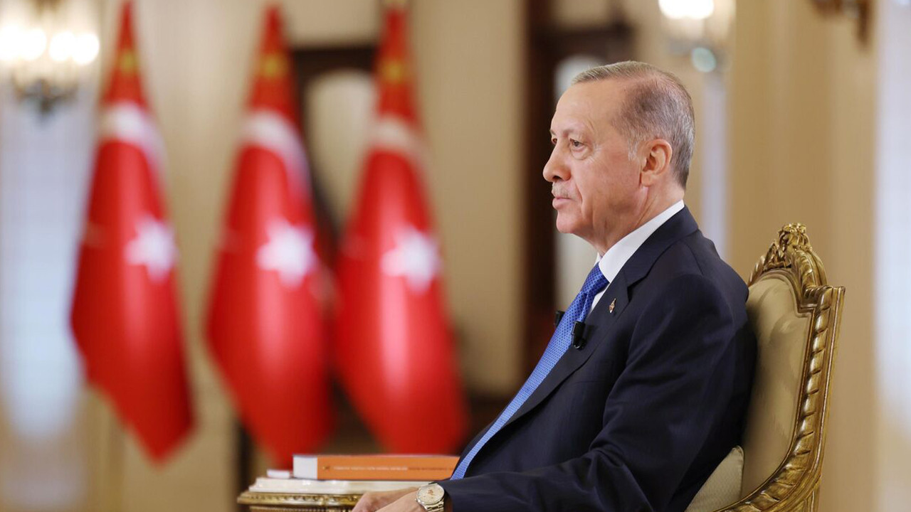 Erdoğan'dan canlı yayına ''ne biçim oturuyorsun sen'' müdahalesi