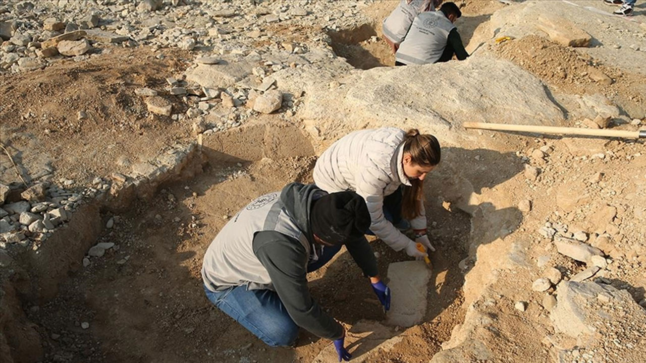 Göbeklitepe'de "T" taşları andıran yapılar bulundu