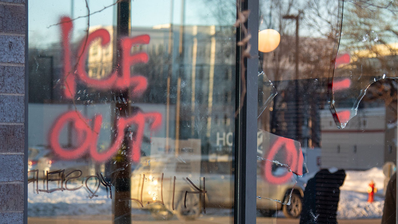 ICE olayları sonrası bir yetkili uzaklaştırılıyor