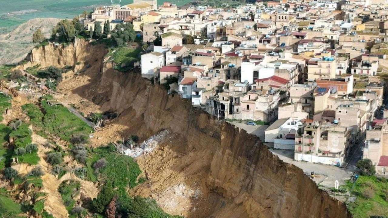 İtalya'da dehşetin görüntüleri ortaya çıktı... Binlerce kişi tahliye edildi