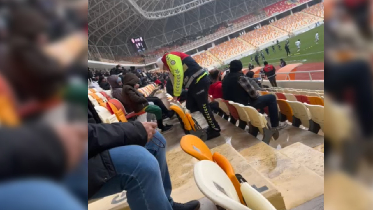 Stadyum ’da duygu dolu anlar: Soğuktan titreyen çocuğa çorabını çıkartıp giydirdi.