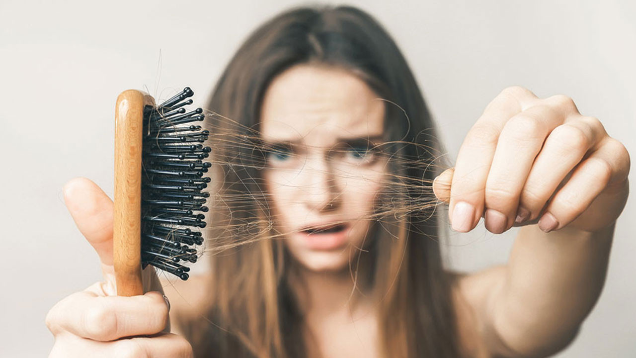 Şampuana ekleyin, farkı aynada görün: Tek damlası yetiyor… Uyuyan saç köklerini uyandırıyor