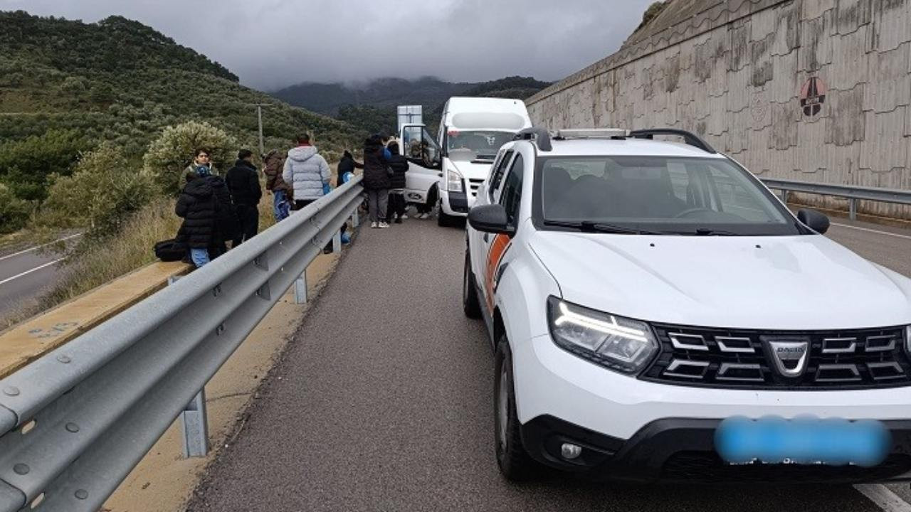 Ayvacık'ta kaçak göçmen operasyonu: 2 göçmen kaçakcısı ve 27 kaçak göçmen yakalandı