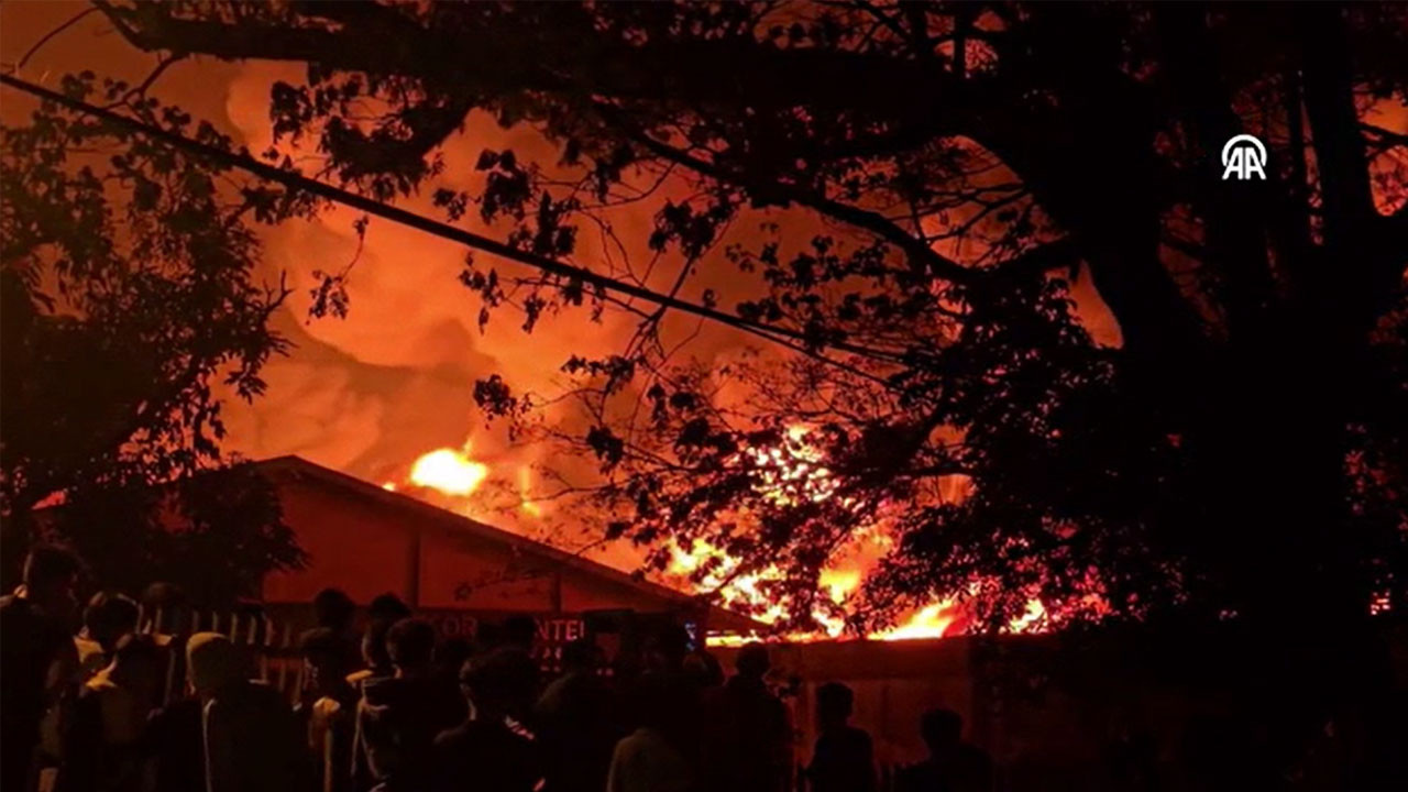 Endonezya’da korkunç yangın: Alevler fabrikayı sardı