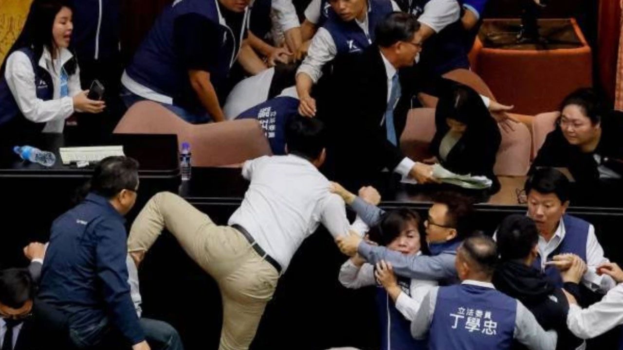 Görüntüler Tayvan Parlamentosundan: Karşı çıktığı yasa tasarısını alıp kaçıyor