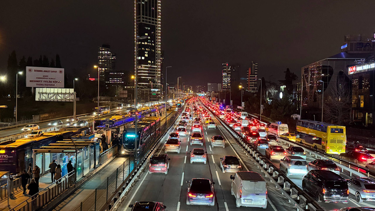 İstanbul'da akşam çilesi: Yoğunluk yüzde 85'e ulaştı… Metrobüs ve duraklar doldu