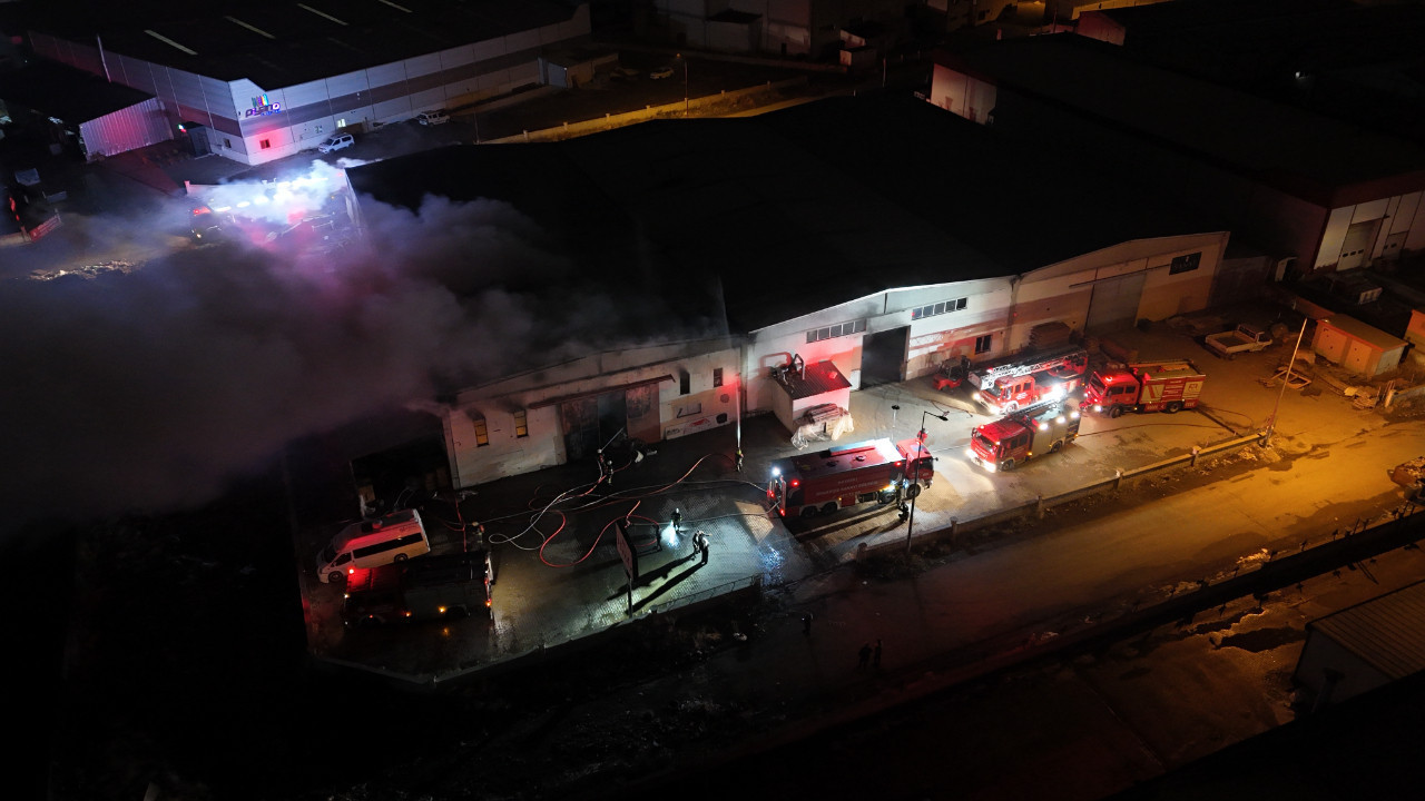 Kayseri’de mobilya fabrikasında yangın: Alevler bir saatte kontrol altına alındı