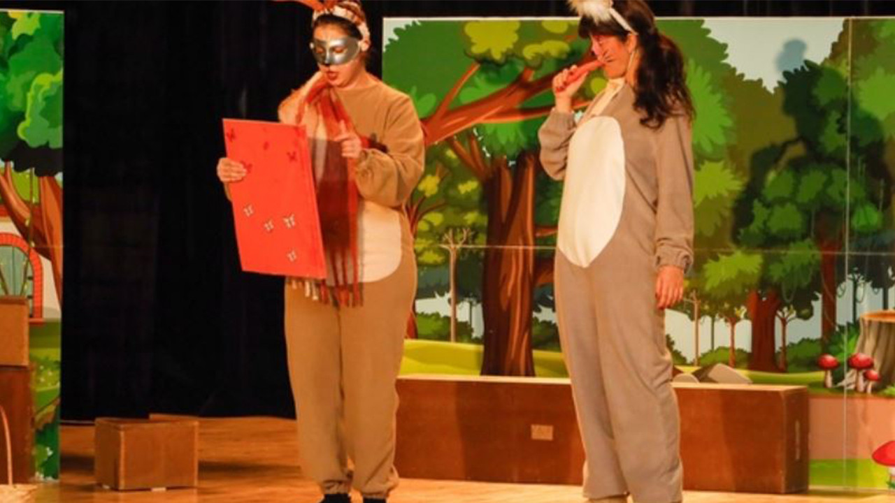 Körfez’de çocuk tiyatrosu: Haylaz Tavşan sahneye çıktı