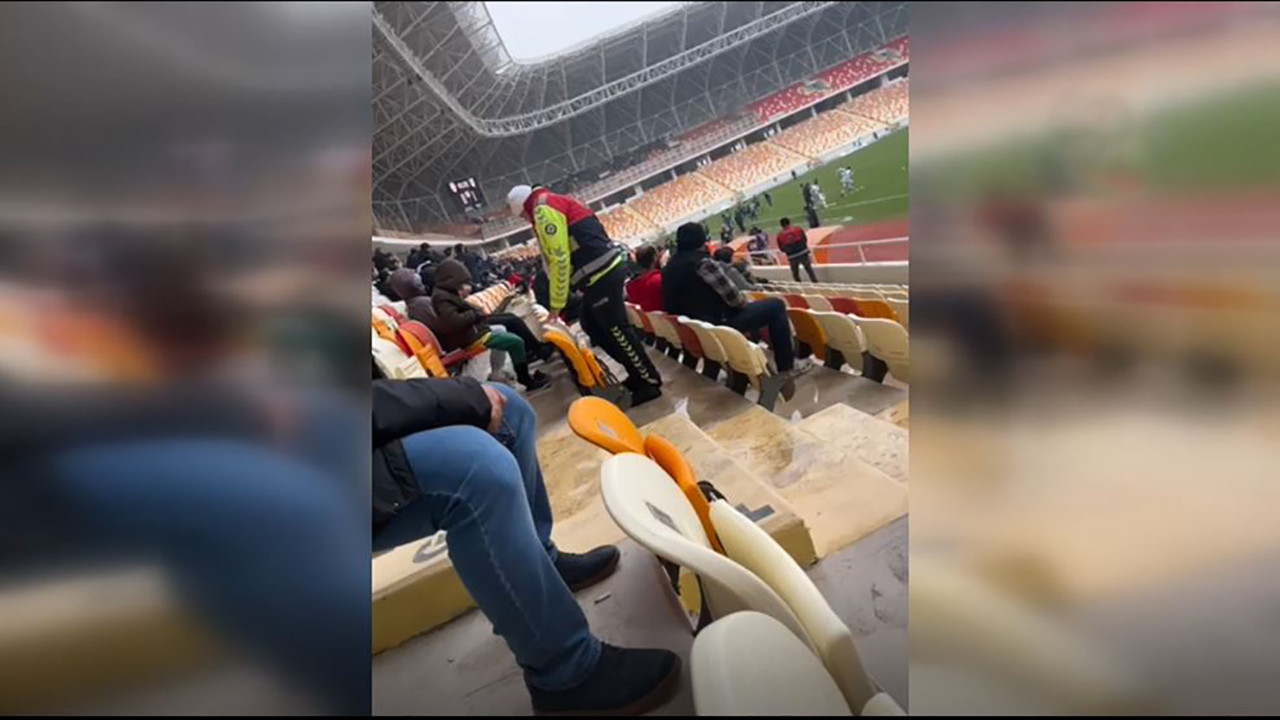 Malatya'da polisten insanlık dersi: Çorabını çıkarıp çocuğa giydirdi… Vali’den sürpriz ödül