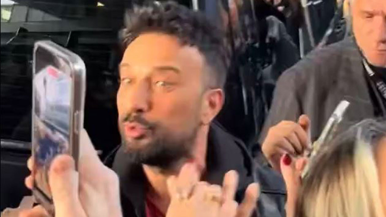 Megastar Tarkan yine gönülleri fethetti: Galeriye girip fotoğrafı bile kontrol etti