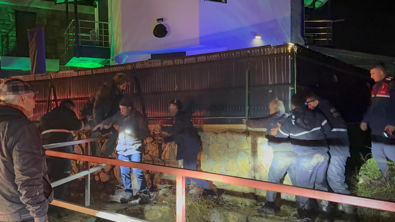 Akıntı her şeyi sürükledi ağaca çıkarak hayatını kurtardı: Film sahnelerini aratmadı