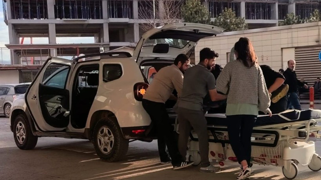 Yaralıyı bagaja koyup hastaneye yetiştirdiler: Şok görüntü