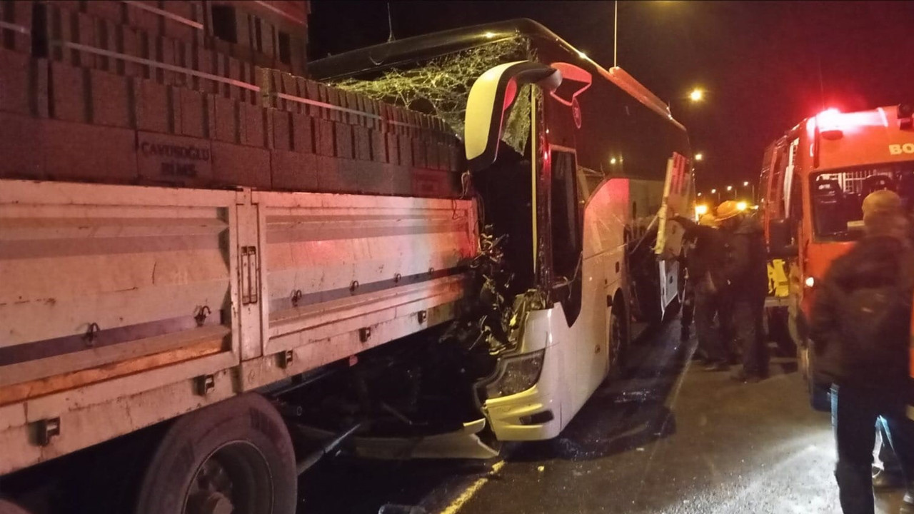 Yolcu otobüsü TIR’a ok gibi saplandı: 1 ölü 2 yaralı
