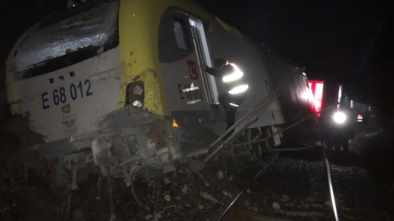 Balıkesir'de yolcu treni raydan çıktı