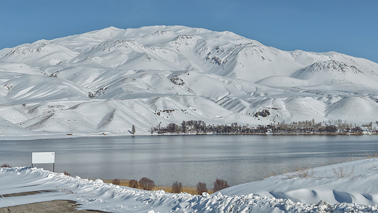 Bitlis’in gizli cenneti kar altında Süphan Dağı ve Aygır Gölü’nün dronla çekilen muhteşem hali...