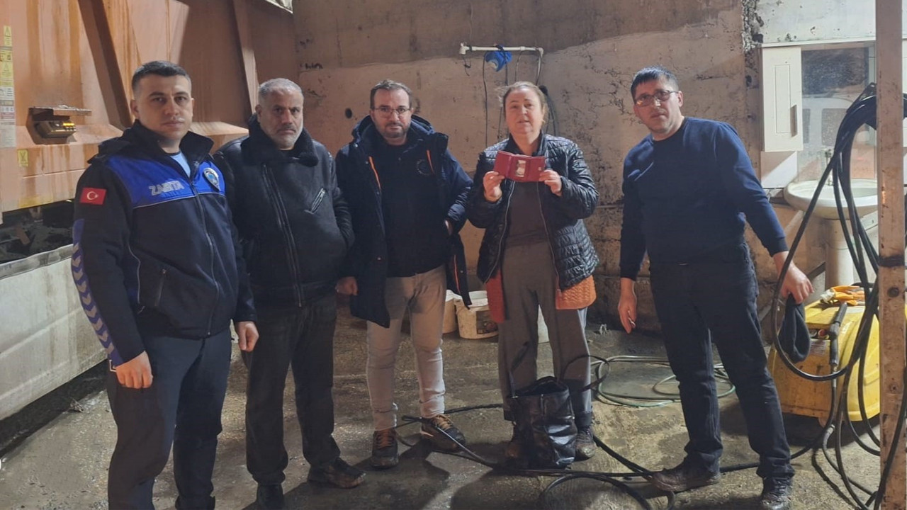 Çöpe atılan cüzdanı Süleymanpaşa Belediyesi personeli buldu