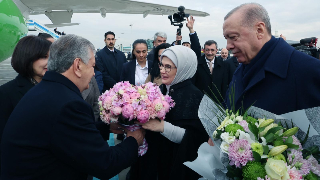 Erdoğan, Özbekistan Cumhurbaşkanı Mirziyoyev'i havalimanında karşıladı