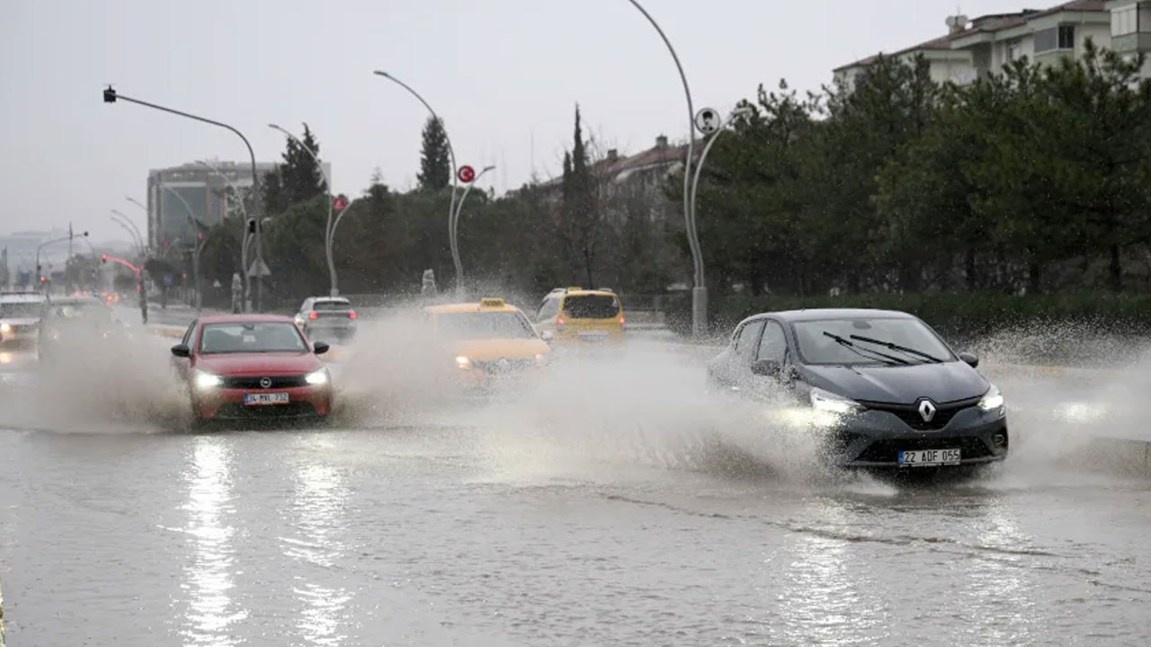 Edirne’de sağanak yağış hayatı felç etti: Cadde ve sokaklar göle döndü