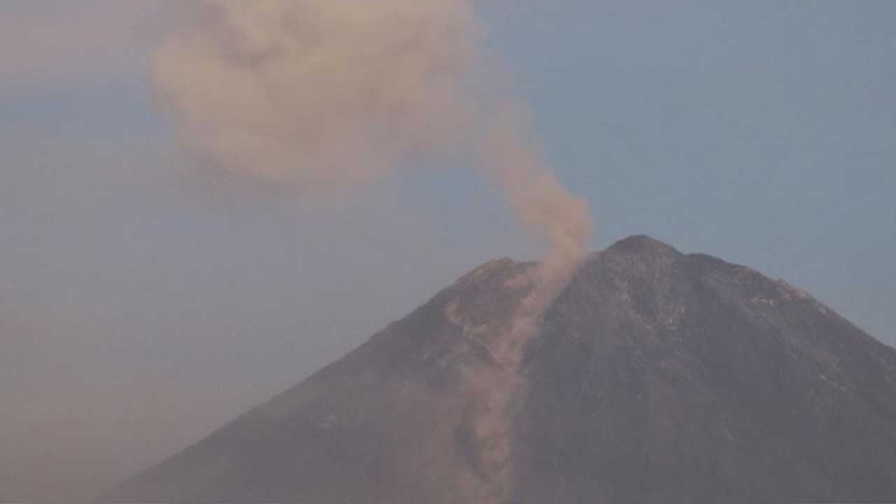 Endonezya’da Semeru Yanardağı’nda 2 patlama meydana geldi