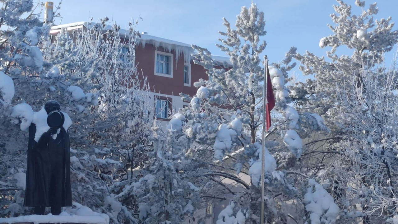Erzurum'un ilçesi buz tuttu... Termometreler eksi 33'ü gösterdi