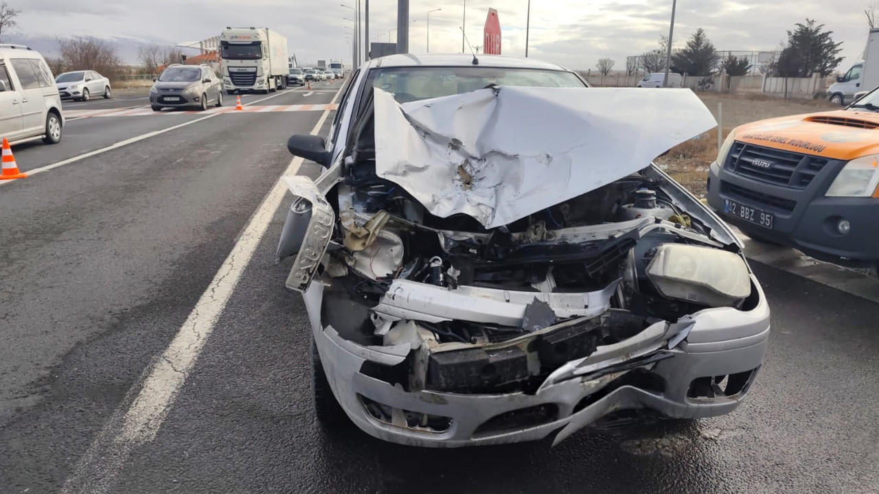 Kavşakta panelvan kamyonet ile otomobil çarpıştı: 2 yaralı