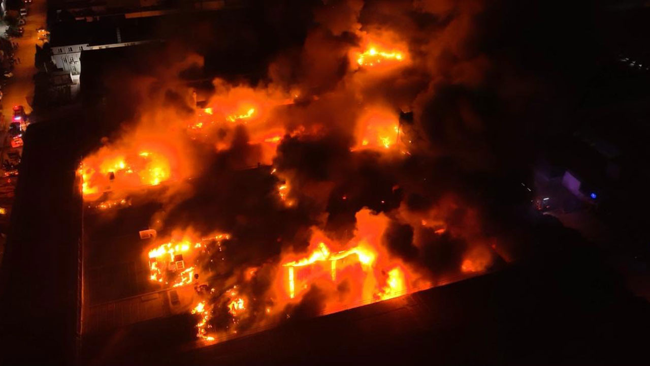 Kimyasal üretim yapan fabrikada korkutan yangın