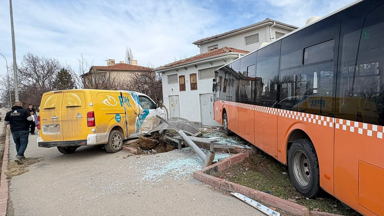 Kırşehir’de görünmez kaza: Kargo aracı yolcu otobüsüne çarptı