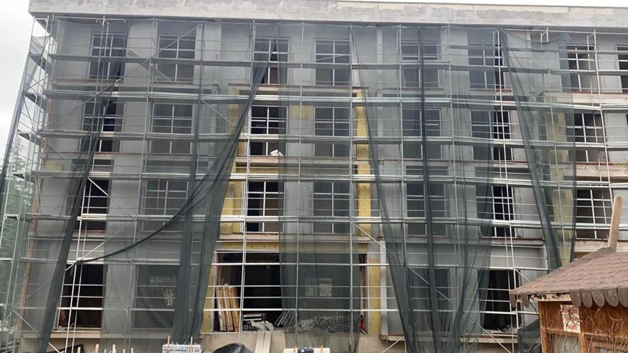 Parasını alamayan işçiler çatıya çıktı: İşçinin hak arama mücadelesi