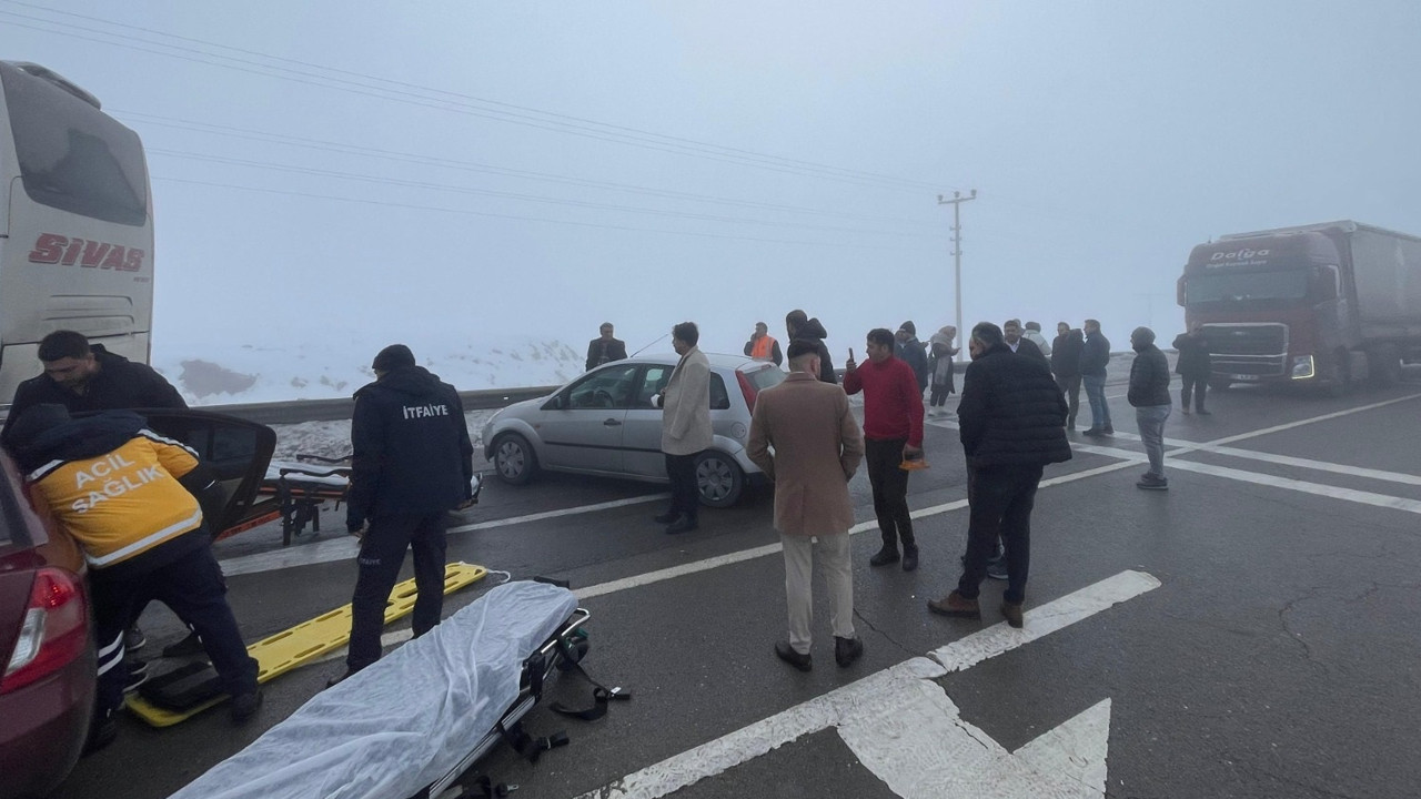 Sis ile birlikte felaket yaşandı: Sivas’ta zincirleme kaza: 4 araç birbirine girdi: 7 yaralı