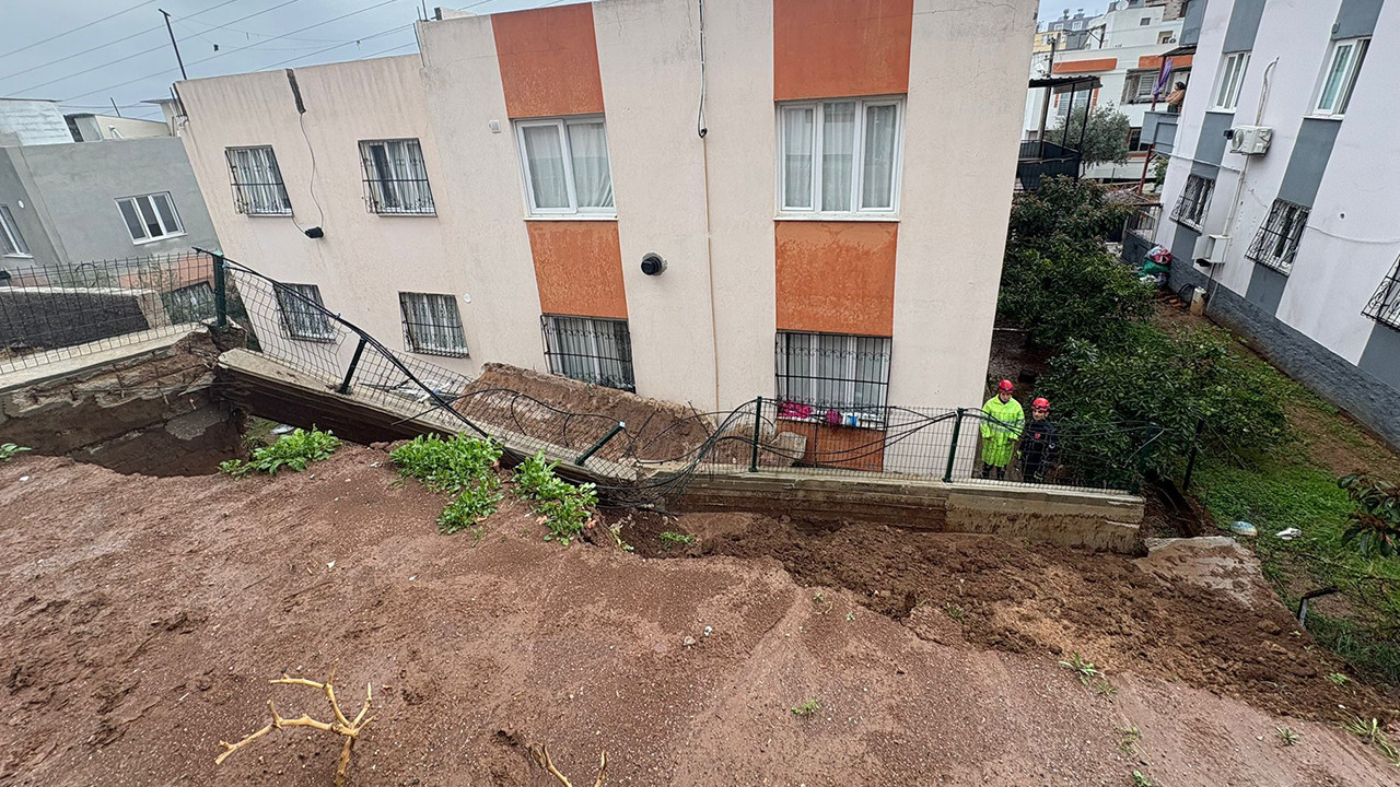 Adana'da yağış: Kaya parçaları koptu, istinat duvarı çöktü