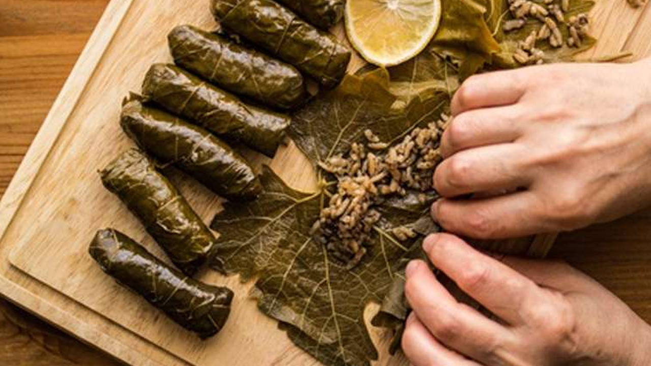 Bahçeden tencereye yaprak sarması rehberi: Pirinç mi? Bulgur mu?