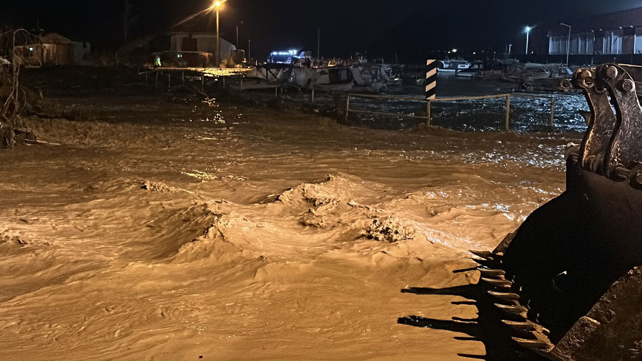 Çanakkale'de şiddetli sağanak: Kepez Çayı taştı