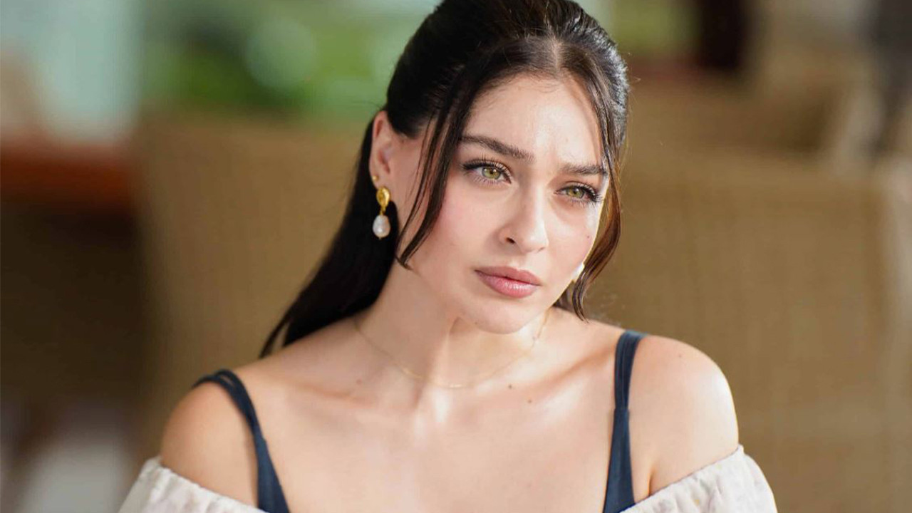 Cemre Baysel beyazlar içinde göz kamaştırdı: Hem zarafet hem aşk itirafı