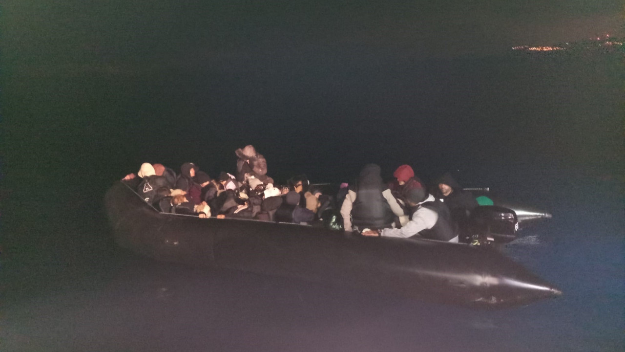 İzmir açıklarında kaçak göçmen operasyonu: 43 kaçak göçmen yakalandı