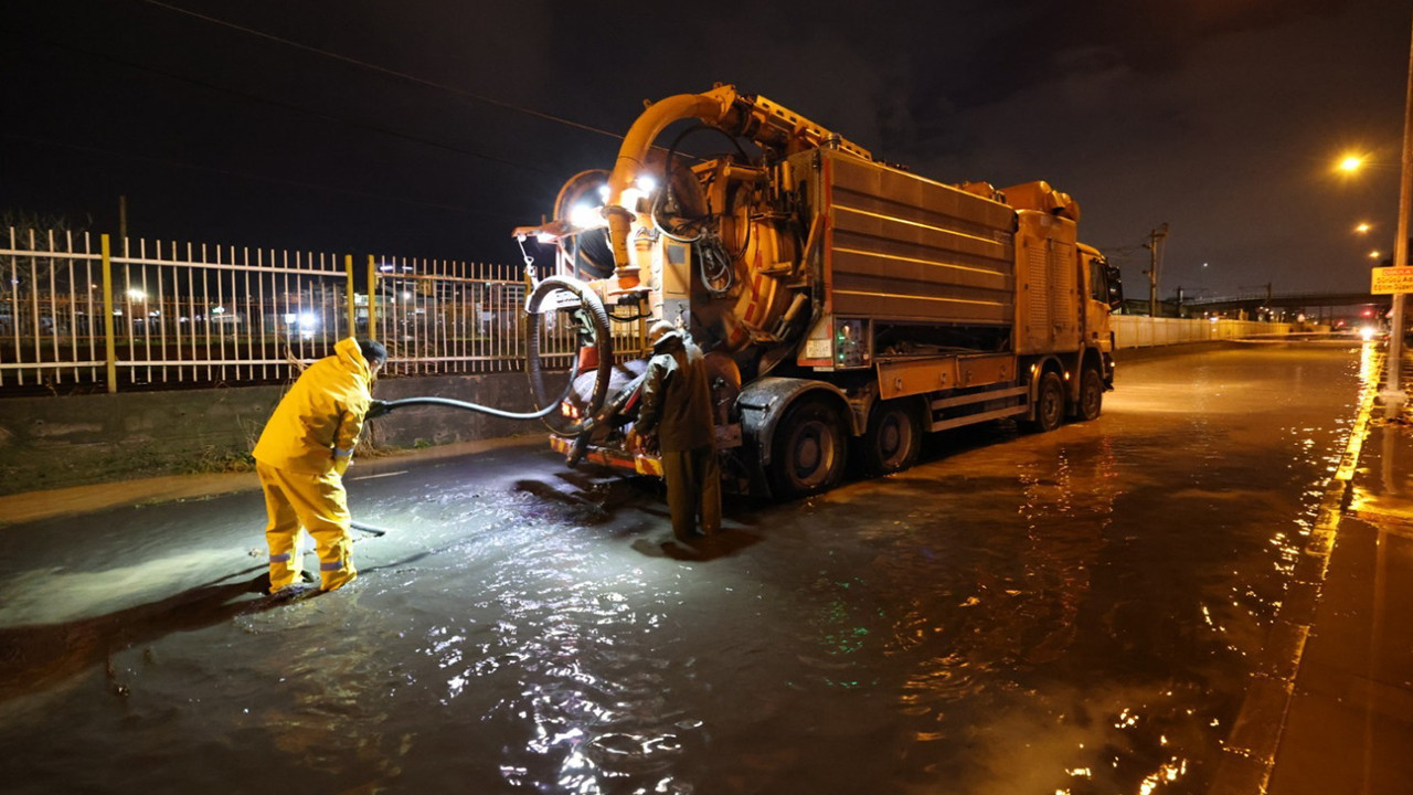 İzmir geceyi sele teslim etti: 1.314 personel sahada gece boyu