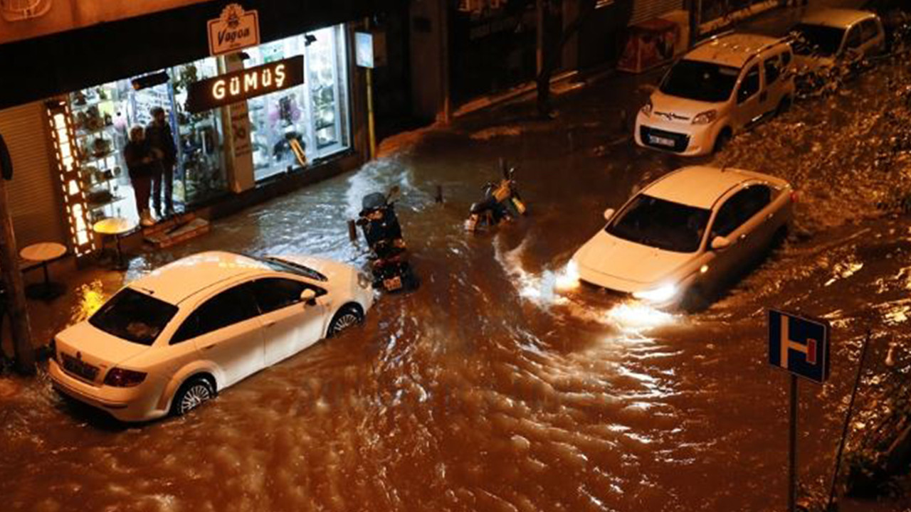 İzmir kent merkezinde hayat durdu: Fırtına ve sağnak felaketi