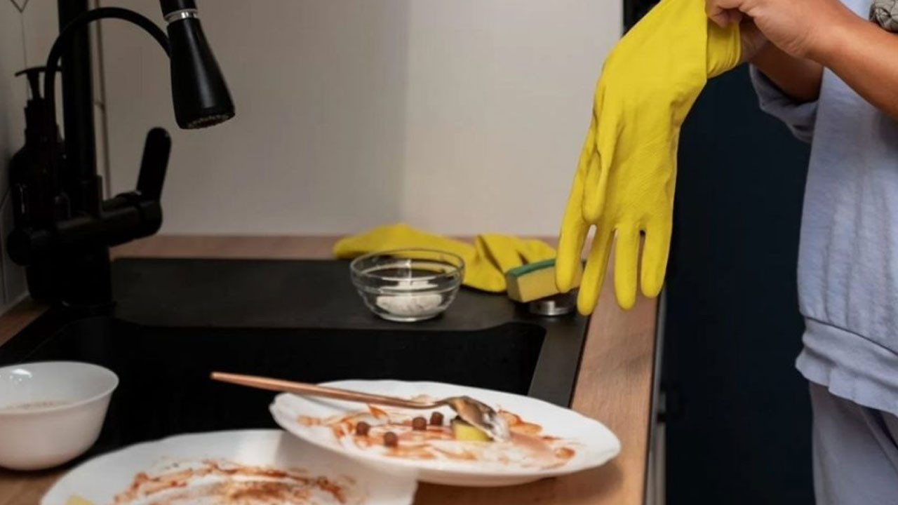 Masayı bekletmeden toplamak: Düzen takıntısı mı, ruhsal ihtiyaç mı?