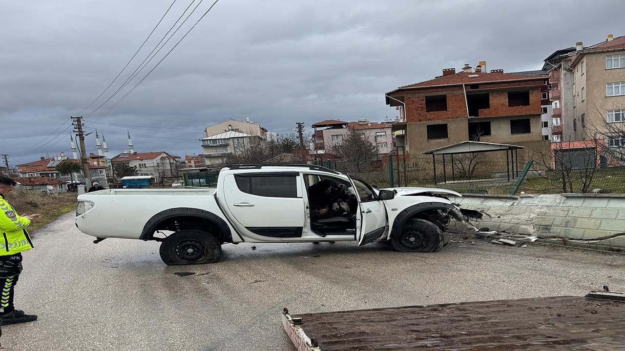 Refüjden 5 metre aşağıya uçan araç duvara çarptı: 3 kişi yaralı
