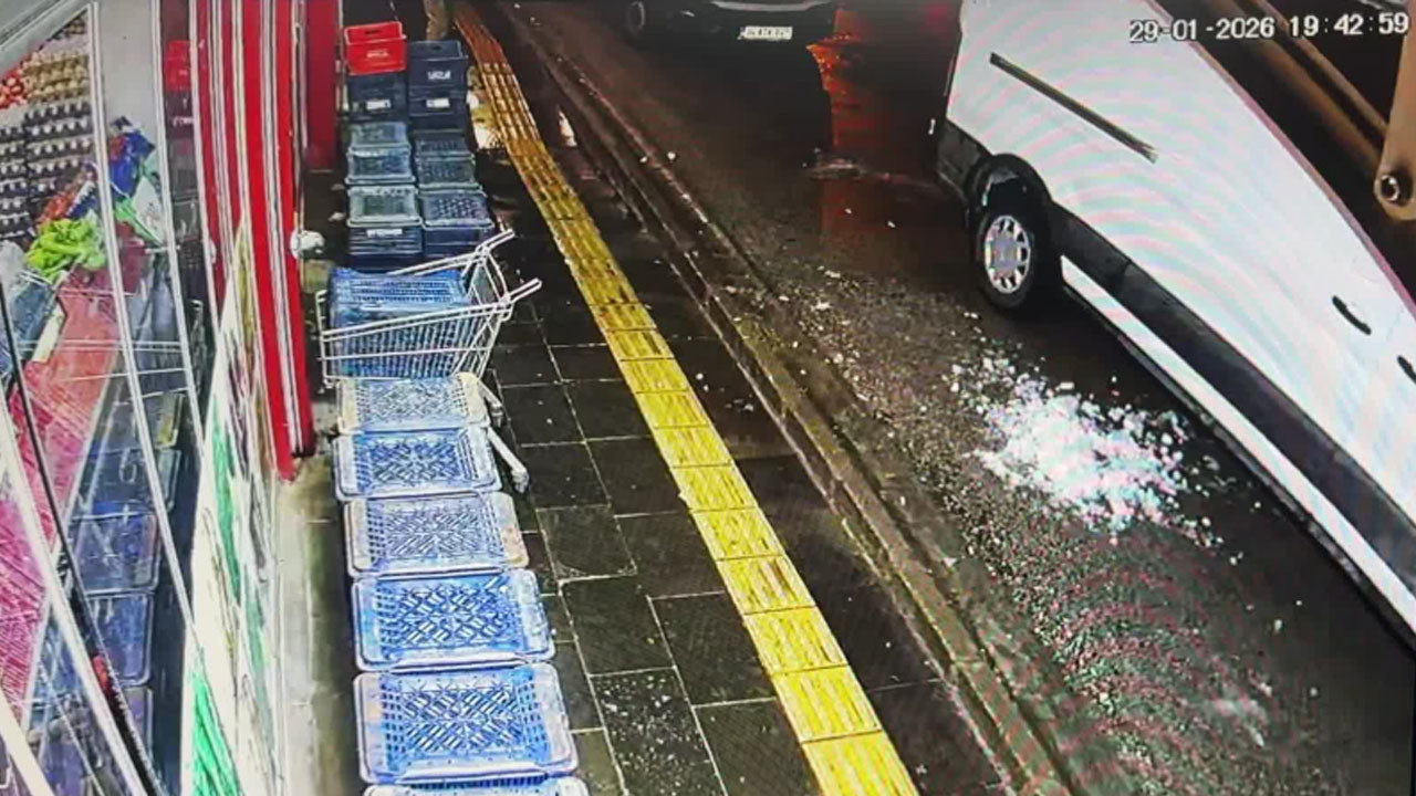 Üzerine kar yığını düşen esnaf yaralandı