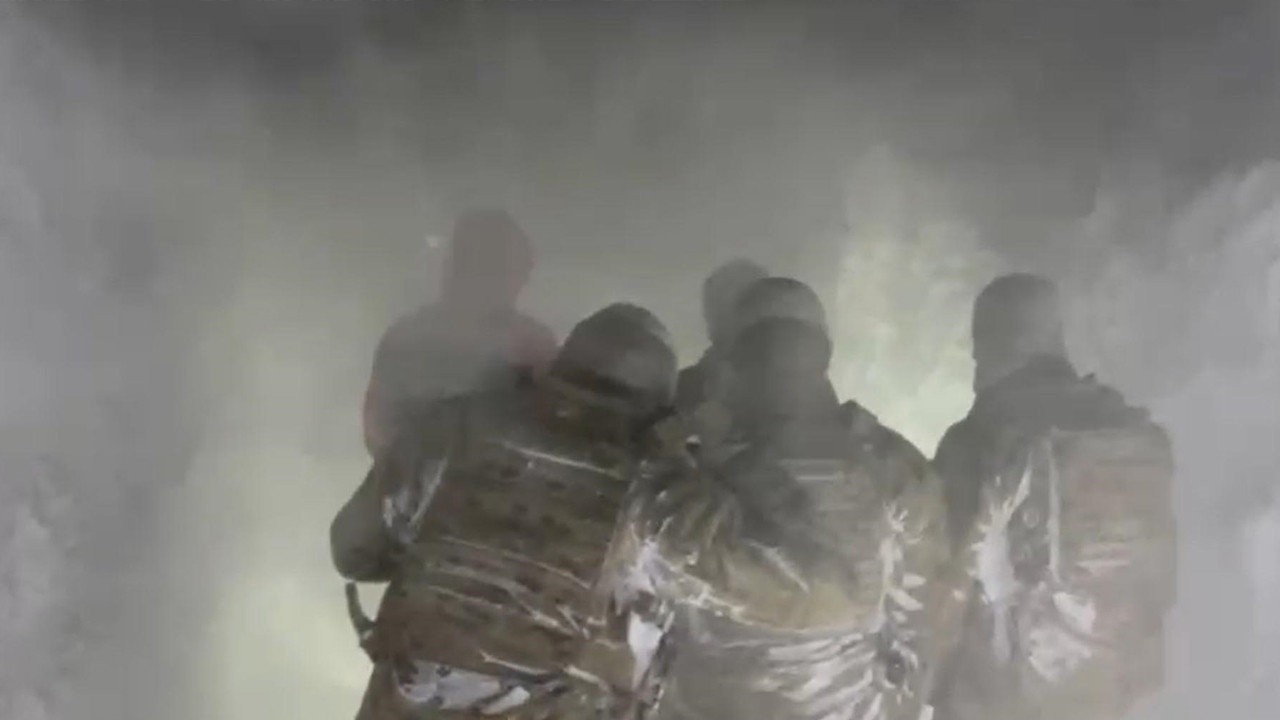 Tipide can pazarı: 2 metrelik kara saplandılar: Kurtarma ekipleri devreye girdi