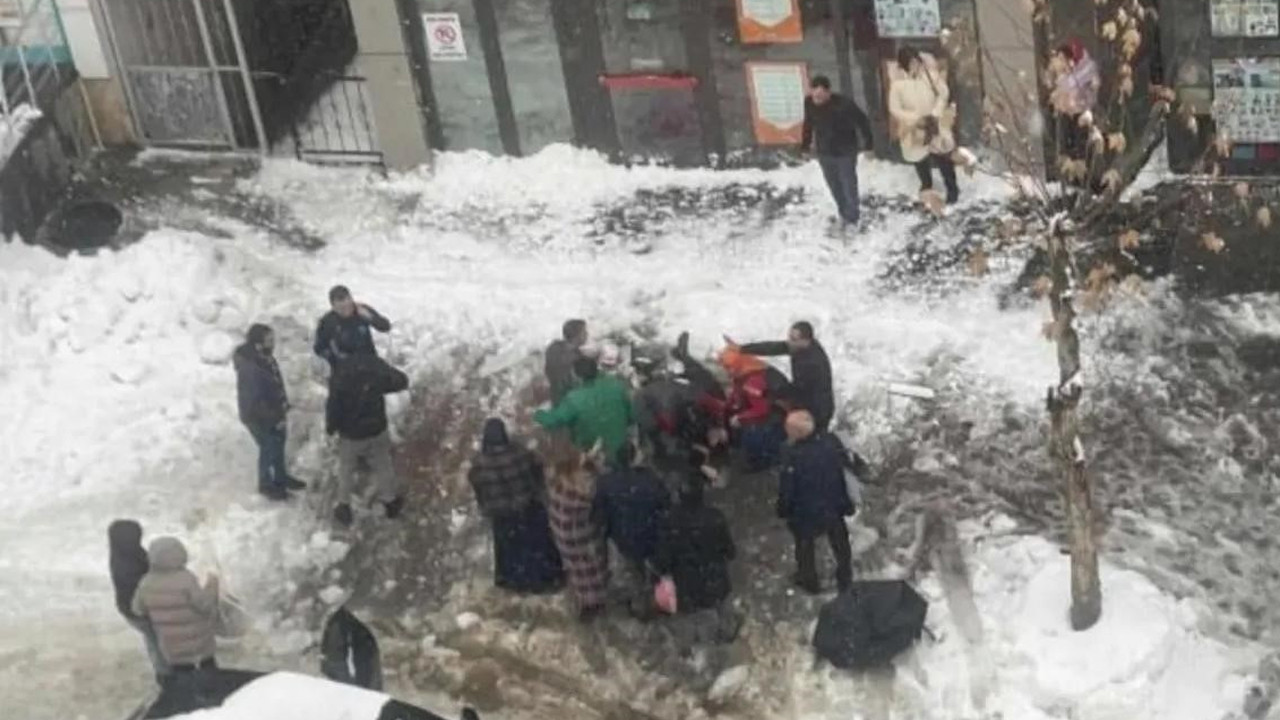 Son nefesini markete girerken verdi: Kar kütlesi kadının üzerine isabet etti