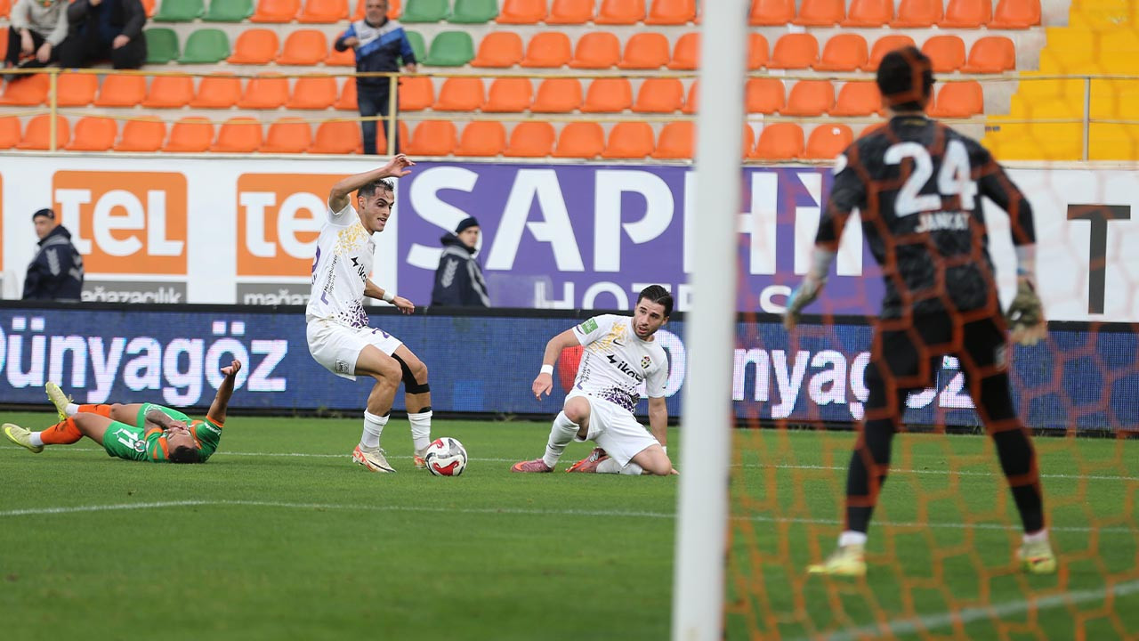 Eyüpspor Alanyaspor'u geriden gelip 3-1 yendi: Ampem'in golü maça damga vurdu