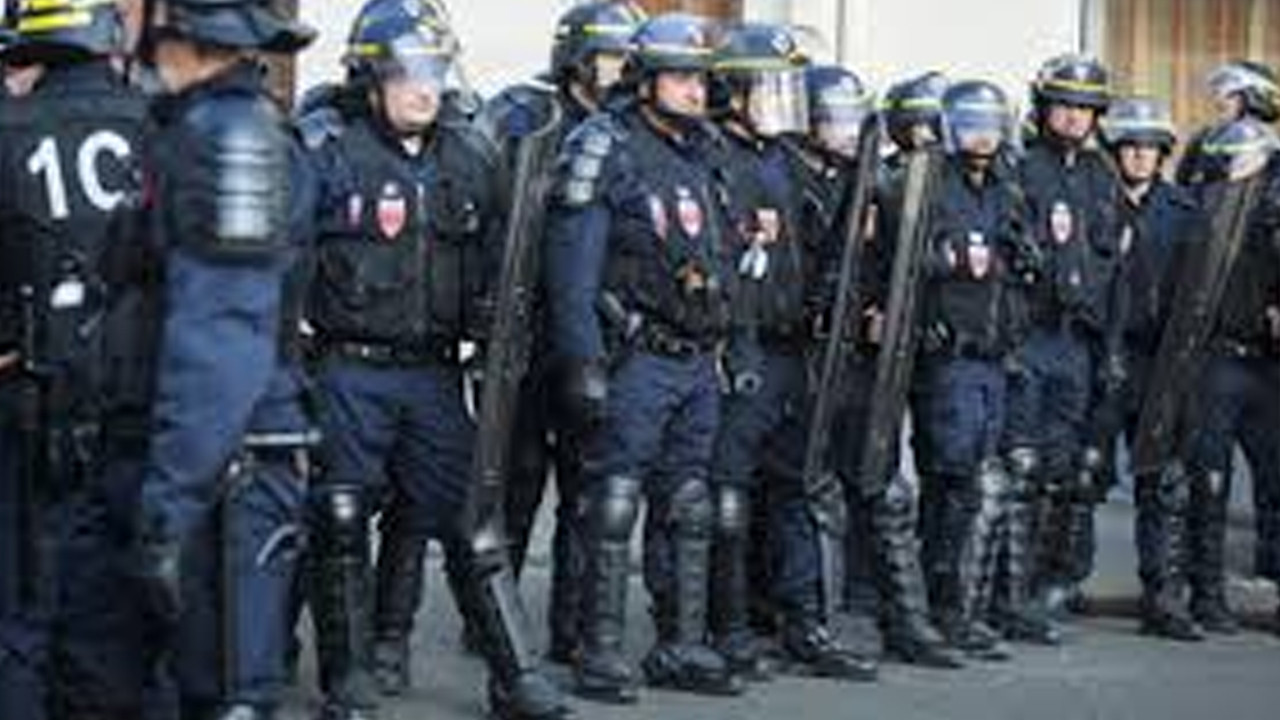 Fransa'da polisler çalışma koşullarını protesto etti