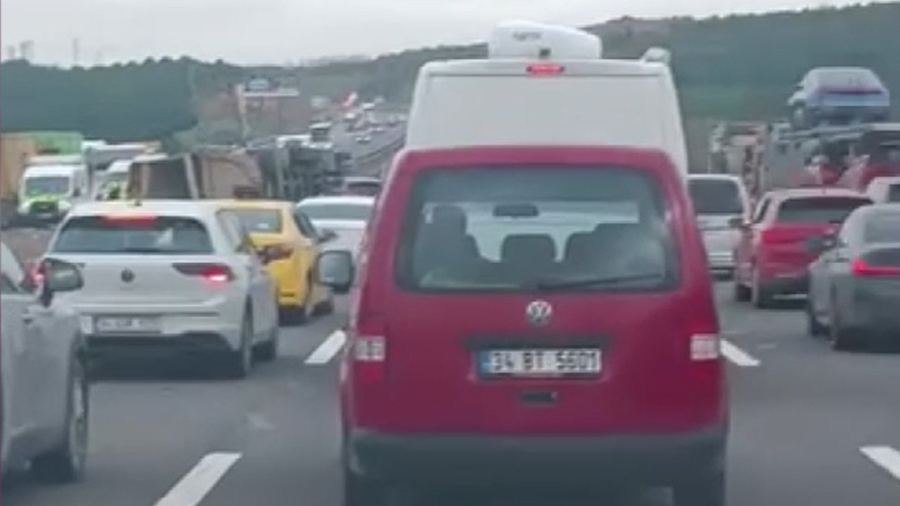 Kuzey Marmara Otoyolu’nda korkutan kaza: Trafik durdu: Hafriyat yüklü kamyon devrildi