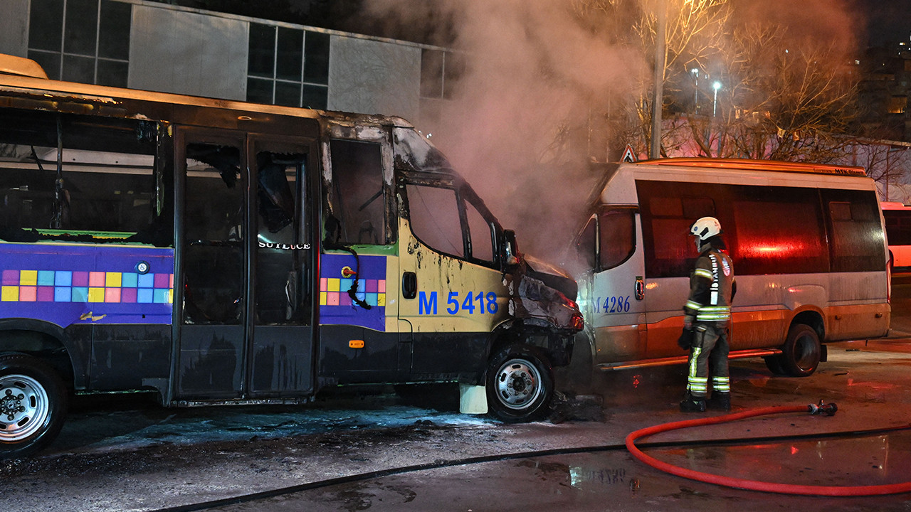 Kağıthane’de benzin istasyonunda 2 minibüs alev aldı