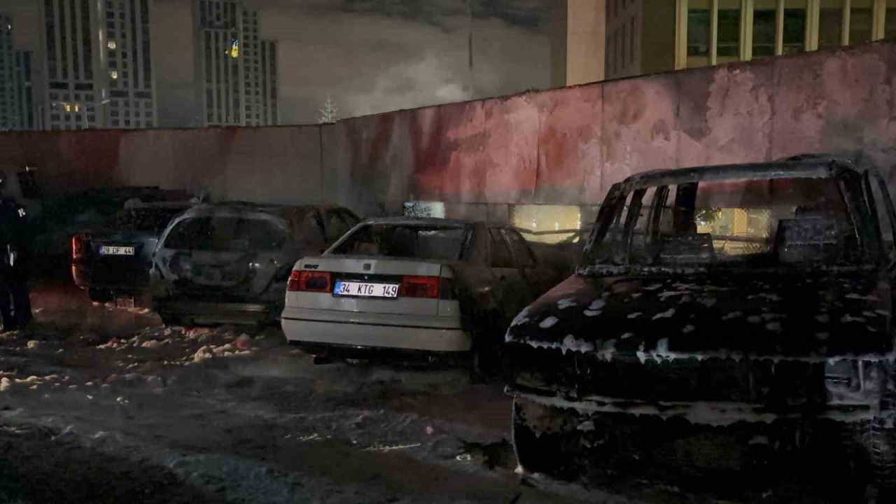 Sarıyer’de şüpheli yangın: 5 araç alev alev yandı