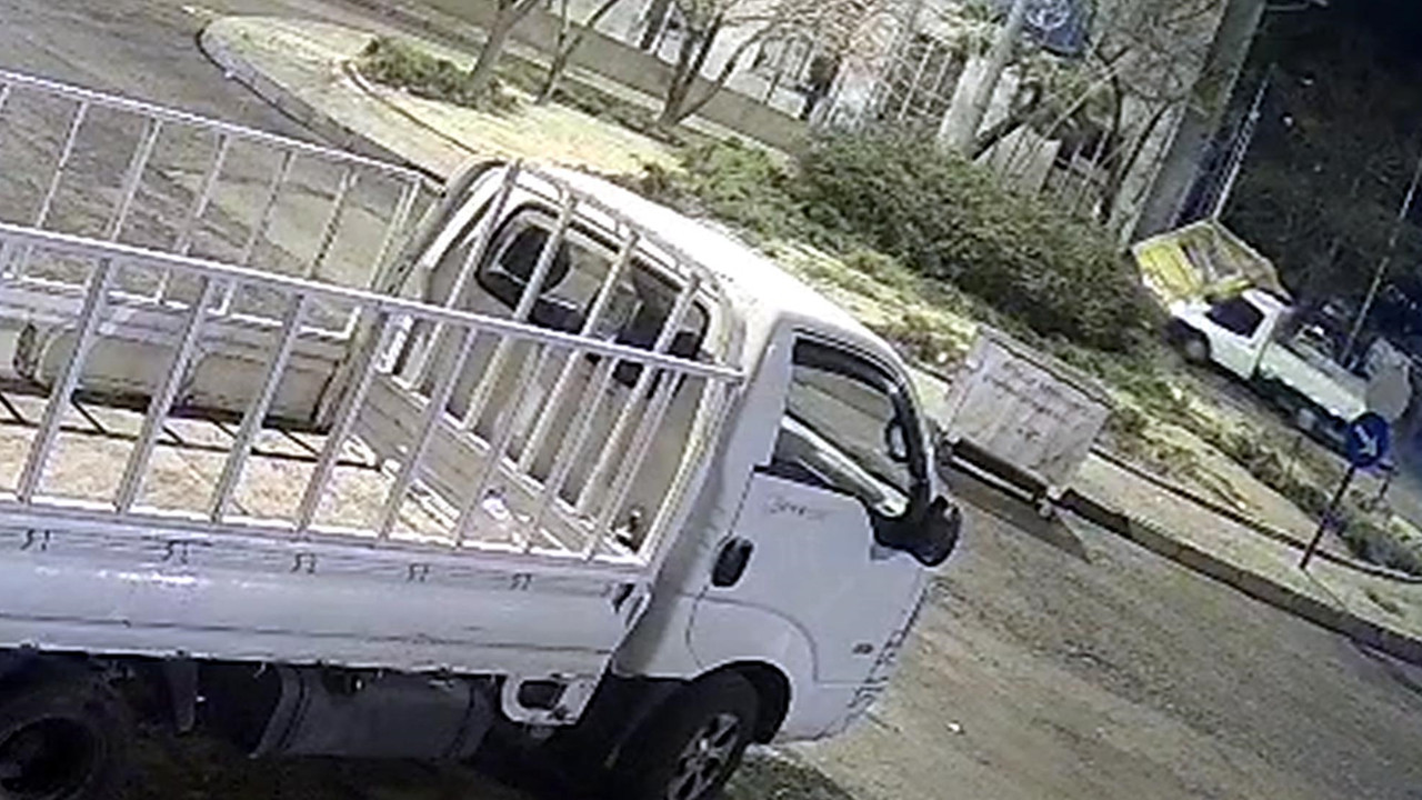 Kamyonet taksi durağına çarptı: Polis sürücüyü arıyor