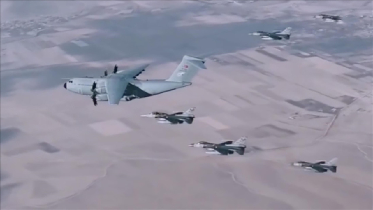 2750 metreden rüzgarla dans: Türk paraşütçülerinin muhteşem atlayışı!