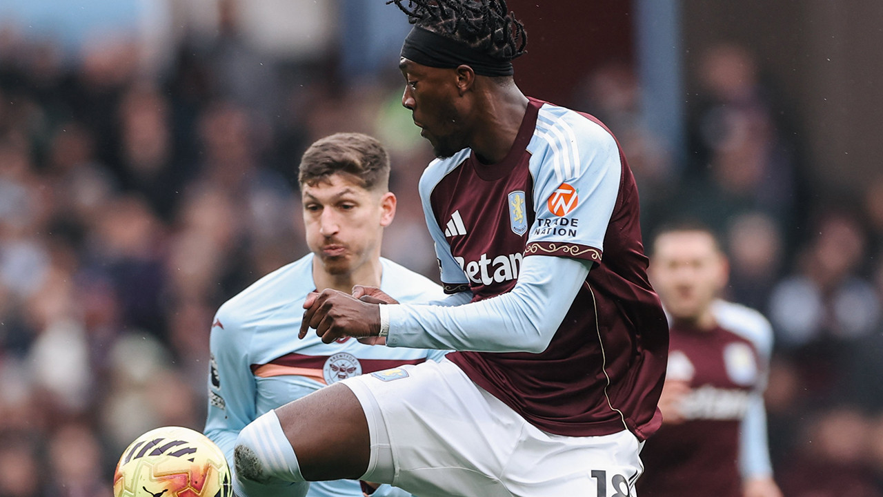 Abraham'lı Aston Villa evinde 10 kişi Brentford'a yenildi
